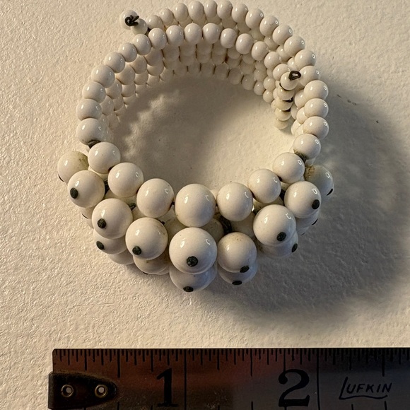 Vintage Expandable White Milk Glass Bead Cha Cha Bracelet - Picture 8 of 8